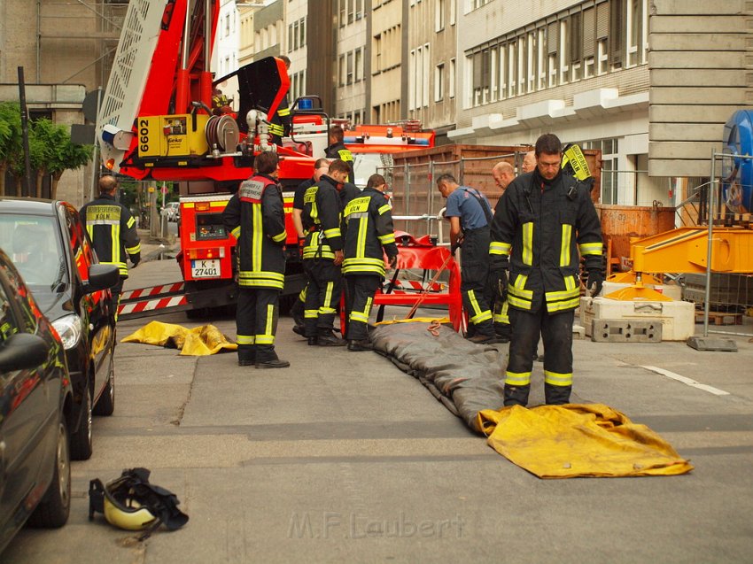 Person auf Baukran Koeln Christophstr P106.JPG